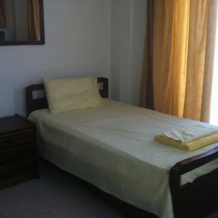 アパート Zakos Court