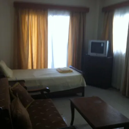 Zakos Court アパート *